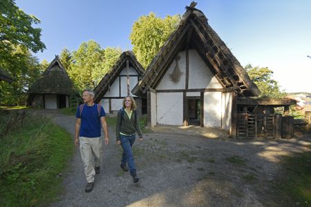 Wandelaars in het archeologisch openluchtmuseum