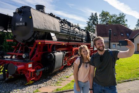 Echtpaar op de foto voor de museumlocomotief in Altenbeken