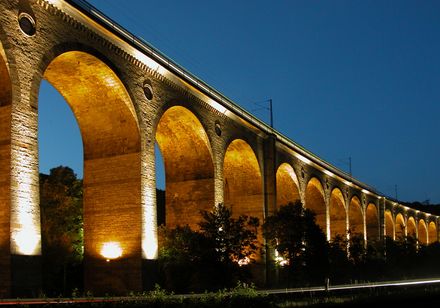 Altenbeken viaduct 's avonds verlicht