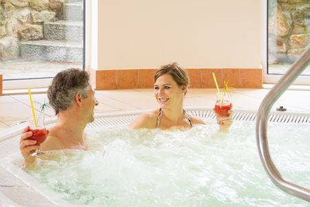 Mensen in de whirlpool in de wellnessruimte van het Ringhotel Teutoburger Wald