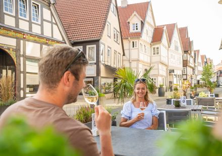 Paar babbelend bij een glas wijn in het centrum van Detmold